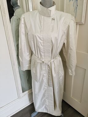 Womens Vintage High-neck White Trenchcoat Windbreaker. Size 13/14